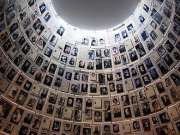 La Sala dei Nomi dello Yad Vashem a Gerusalemme con foto e nomi di vittime ebraiche dell'Olocausto.jpg